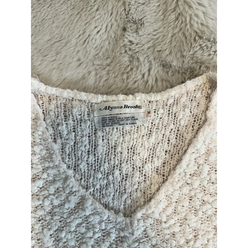 Alyssa Brooke cozy textured knit sweater with V-neck and long sleeves Size M‎
